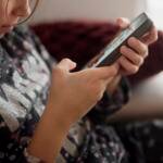 Game Browser Hay Game Mobile? Cach Chon Nen Tang Giai Tri Phu Hop 2026